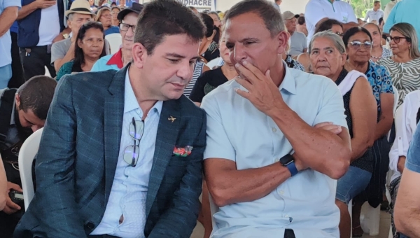 Sumido há meses, Márcio Bittar reaparece em solenidade ao lado de Gladson   